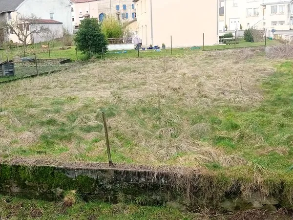 Terrain constructible avec cours d'eau
