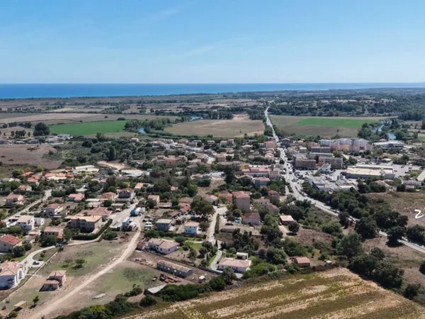 Terrain viabilisé en bordure T10 entrée nord Aleria 2363M 79euros le M2
