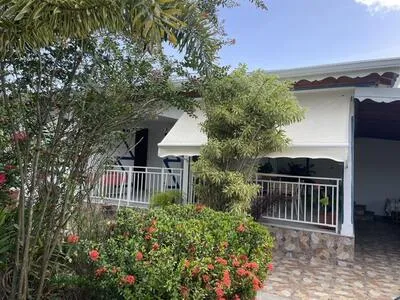À Saint-François, maison en location avec terrasse