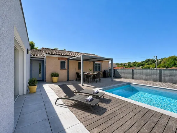 PLAIN-PIED, PISCINE ET VUE COTEAUX