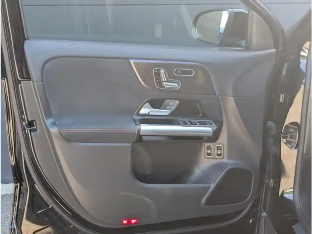 Mercedes Gla 250 e hybrid eq — photo 16