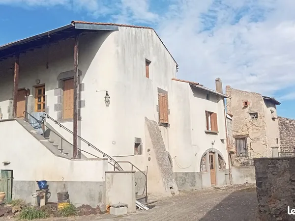 Ensemble immobilier à Saint Bonnet pres RIOM : 2 maisons, 1 grange, dépendances sur terrain de 2000m