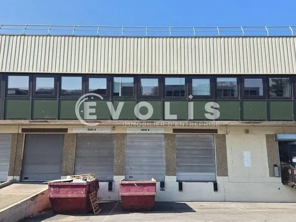 Local d'activité 896 m²