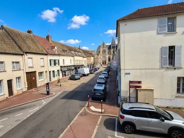 F3 54 m2 Houdan centre avec balcon