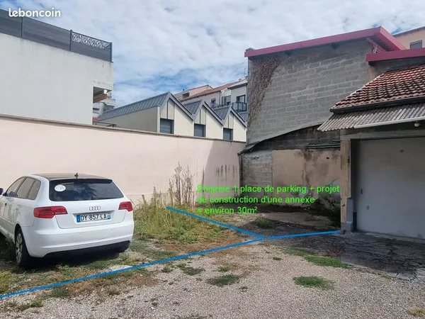 LYON 3e · VILLETTE / PART-DIEU · Parking privatif en cour · Emprise d'environ 30 m² avec projet d'an