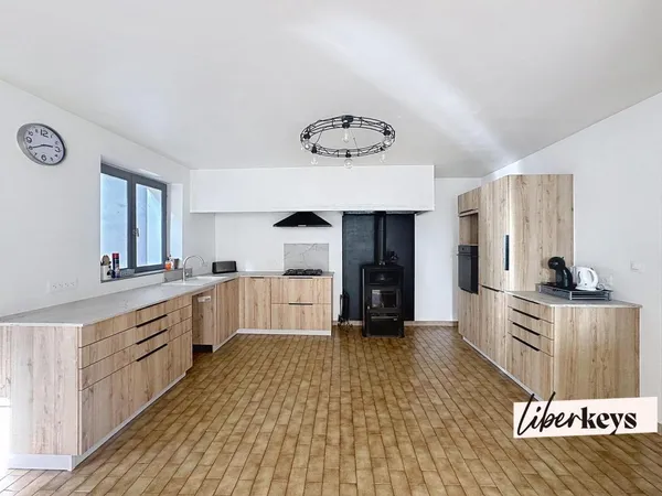 COUP DE CŒUR ATYPIQUE AU CŒUR DES VIGNES Maison de 120 m², 4 chambres, source naturelle, grand garag