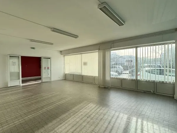 Local commercial 4 pièces 202 m²