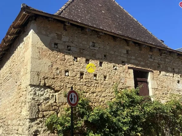 Belle grange dans un bourg