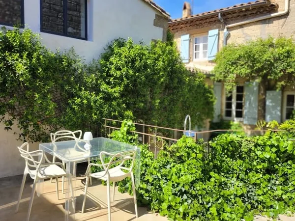 A quelques minutes d'Uzès, Maison de village en pierre