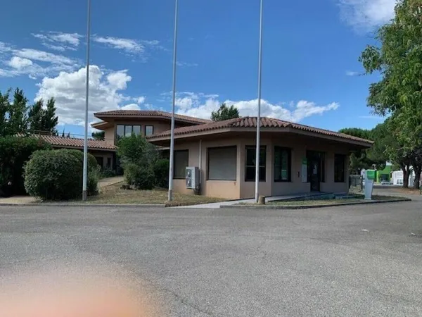 Bureaux 911 m²