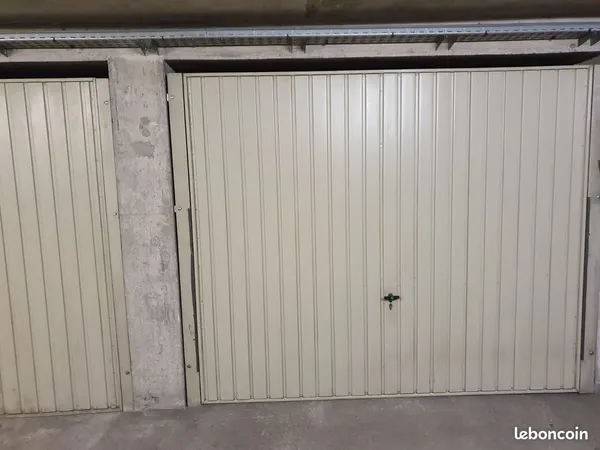 Garage box fermé à louer au monastère de Cimiez