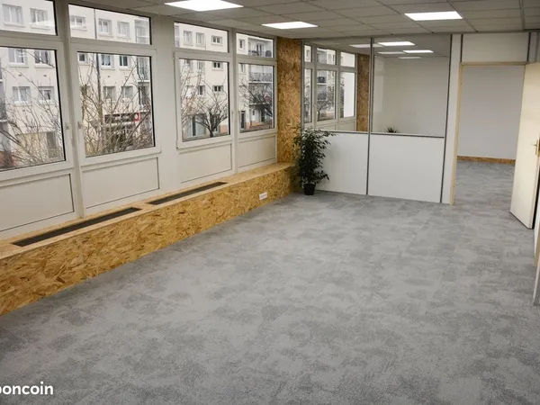 Batiment mixte commerce et bureau libre d'occupation