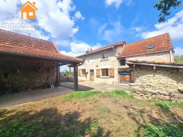Maison de campagne avec dépendances dans un hameau calme