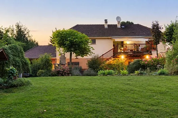 BELLENEUVE, maison soignée sur très beau terrain