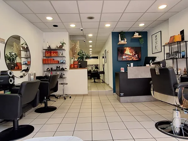 A SENS « Opportunité Rare : Salon de Coiffure 80 m2 Emplacement Premium »