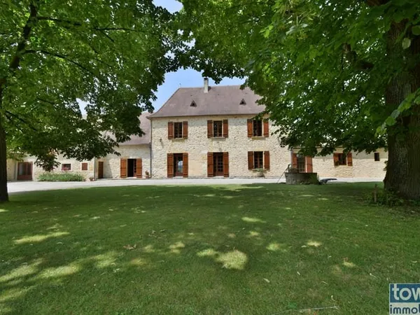 Proche Bergerac belle propriété de 16 hectares, demeure en p