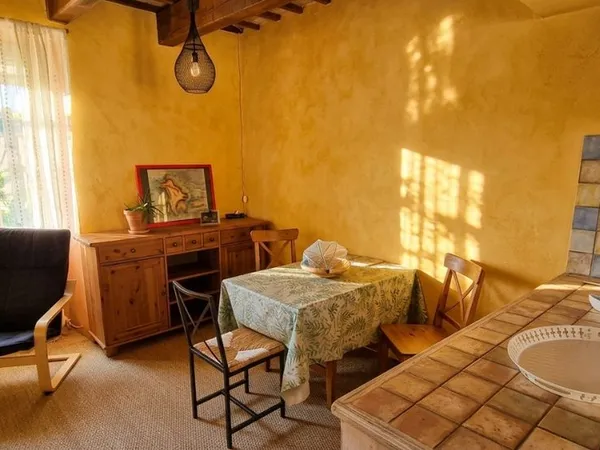 Apartement T2, situé dans une BATISSE historique (maison d'enfance de l'écrivain René Barjavel ) à 2