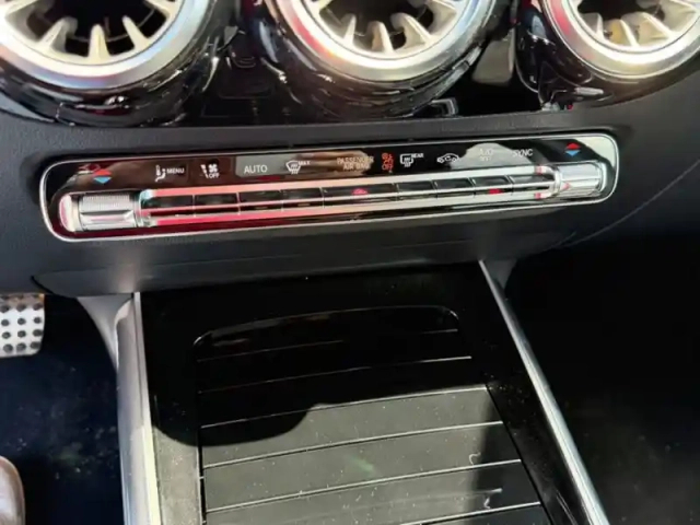 Mercedes Gla 200 d amg line — photo 14