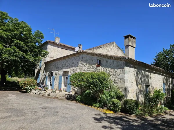 Ancien corps de ferme rénové - 310 m² habitables et nombreuses dépendances