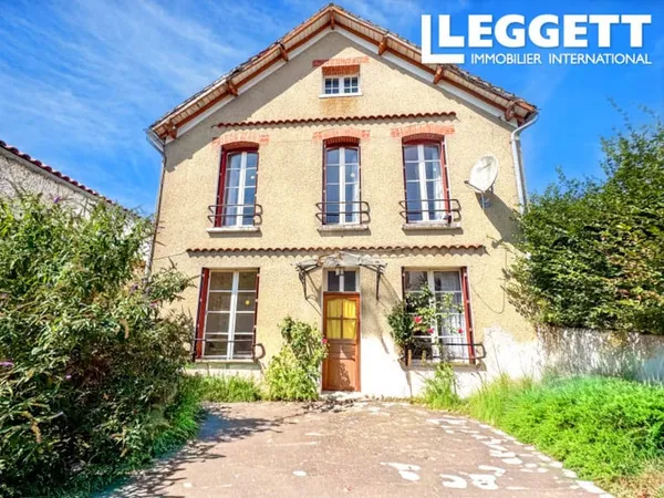 Maison de bourg de 5 chambres avec cour et grenier aménageable à L'Hermenault