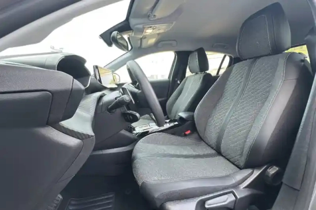 Peugeot 208 hybrid 100 e-dcs6 — photo 9