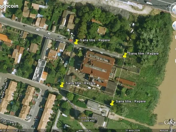 Entrepots 1800m2 sur 4623m de parcelle proche TRAM