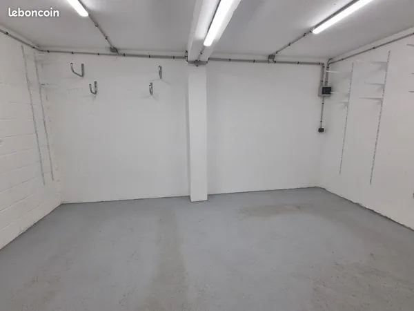 Local de stockage 22 m² - Sécurisé - Idéal artisan / matériel