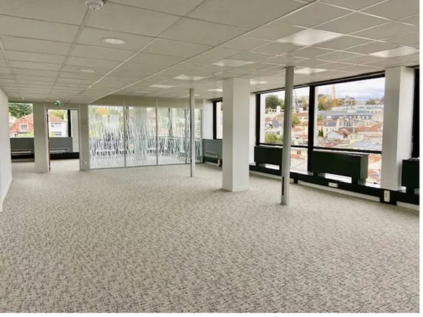 Bureau 746 m²