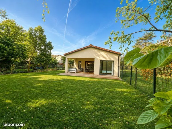 Villa récente avec jardin, au calme, proximité centre ville