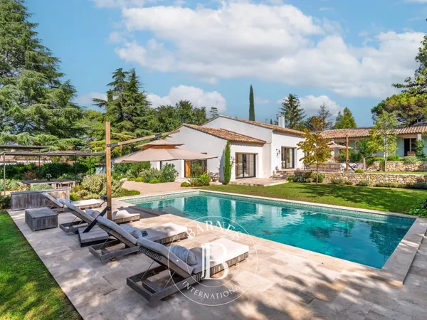 Spacieuse villa de 4 chambres avec piscine á distance de marche du village de Valbonne