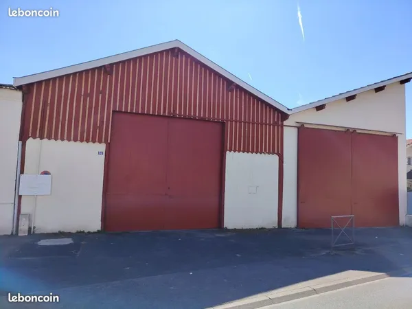 Hangar local professionnel atelier stockage