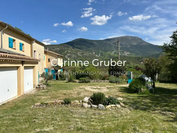 Maison de type 5/6 de 237 m2 sur 1958 m2 avec double garage de 54 m2 proche Digne