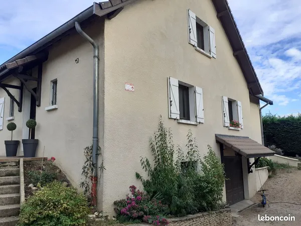 Grande maison familiale de 200 m² avec piscine - 5 chambres - Garage Loyer : 1 800 / mois