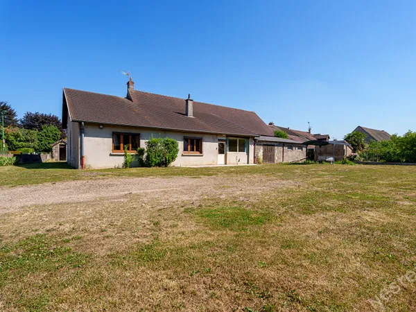 Une ancienne ferme pleine de potentiel à Champforgeuil