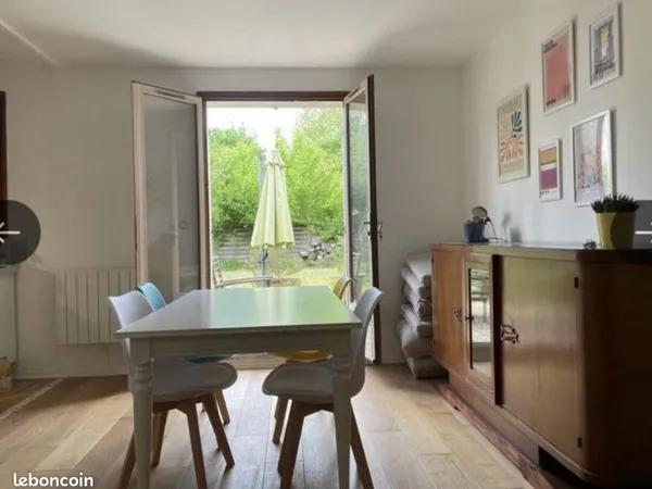 Une chambre en colocation dans une grande maison