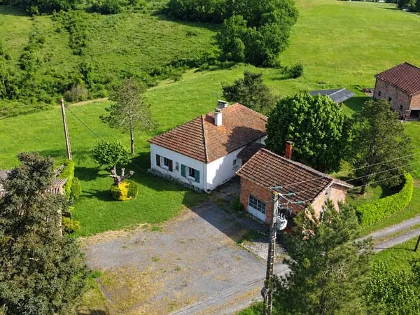 Ensemble composé d'une maison et de 5 dépendances sur un ter