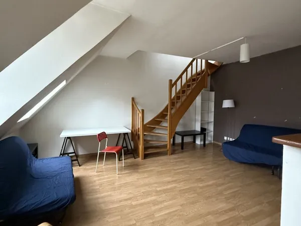 TRES BEL APPARTEMENT F3 AU 2ème ETAGE D'UN IMMEUBLE DE CARACTERE EN PLEIN CENTRE VILLE