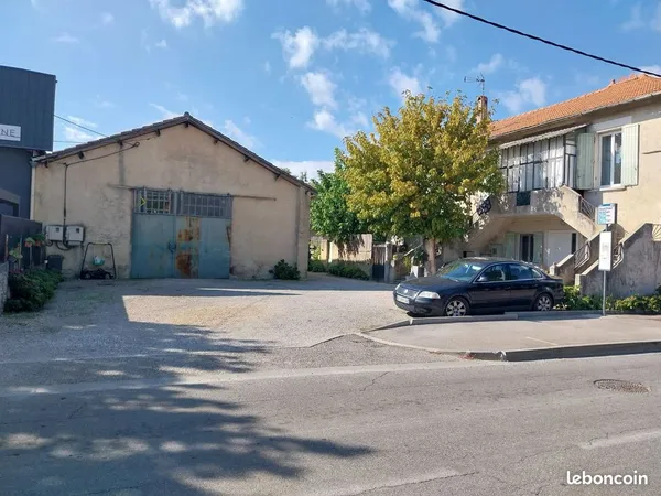 Logement et local aux pieds des Alpilles