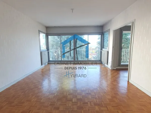 F4 de 89.35 m2 avec cave, parking et garage.