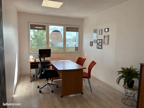 Bureau fermé meublé 15m² à Sancé. Louable au mois ou en jour fixe