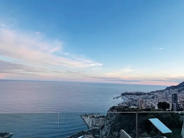 VILLA CONTEMPORAINE AUX PORTES DE MONACO