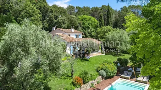 Villa 8 pièces 245 m²