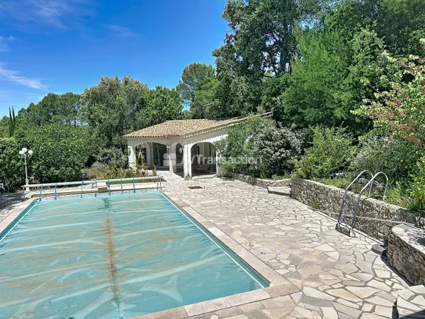 Villa de charme dans un ecrin de verdure avec piscine