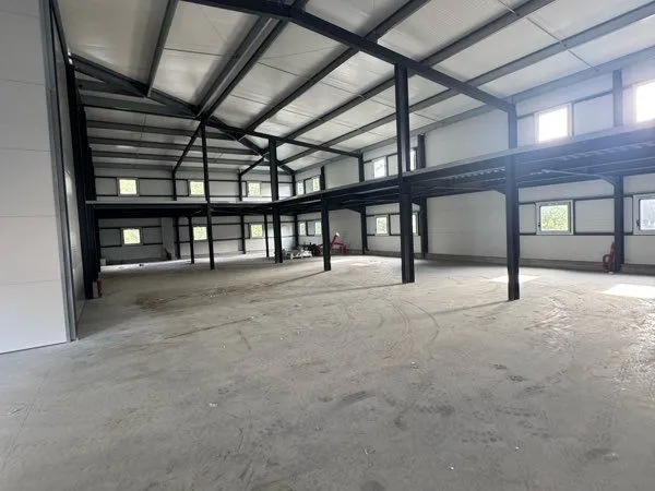 Spacieux local d'activité neuf avec mezzanine, Dépôt, activité et bureaux