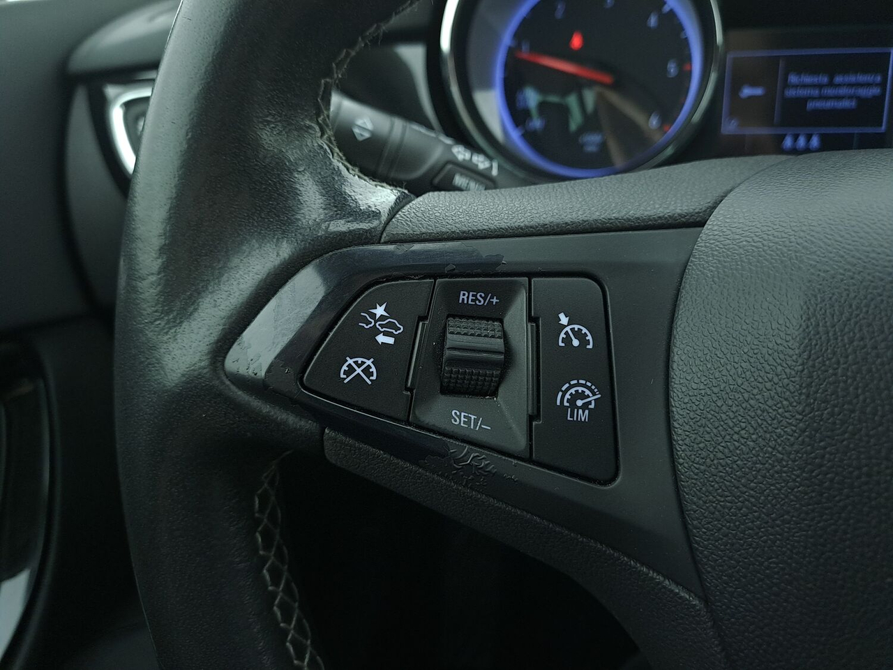 Opel Astra Sports Tourer — photo 9
