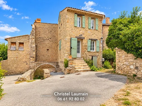MAISON DE VILLAGE DE CHARME ENTIÈREMENT RÉNOVÉE TERRAIN