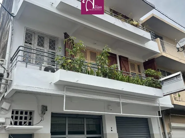 À VENDRE Immeuble mixte à rénover avec revenu locatif Po