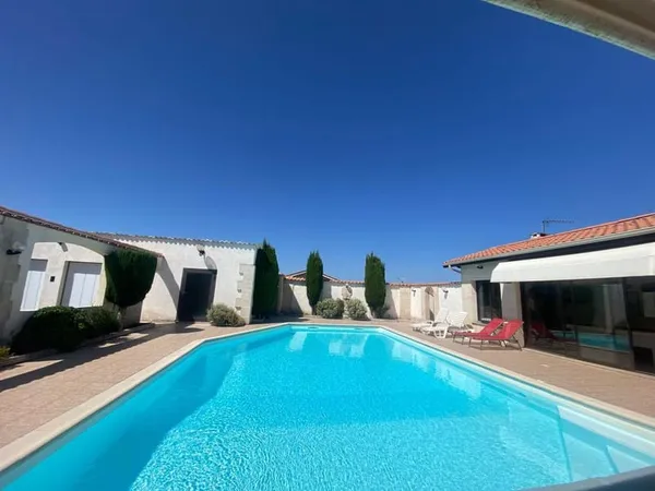 Maison de plain-pied de 225 m²-piscine