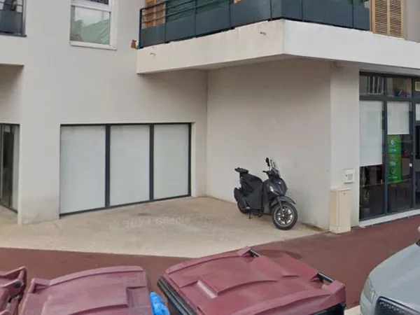 Local commercial 200 m² - chelles - vitrine - 5 parkings - sans pas-de-porte