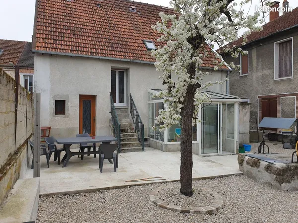 Maison F4 entièrement rénovée 110 m2 avec cour, terrasse 35m2, verger et garage